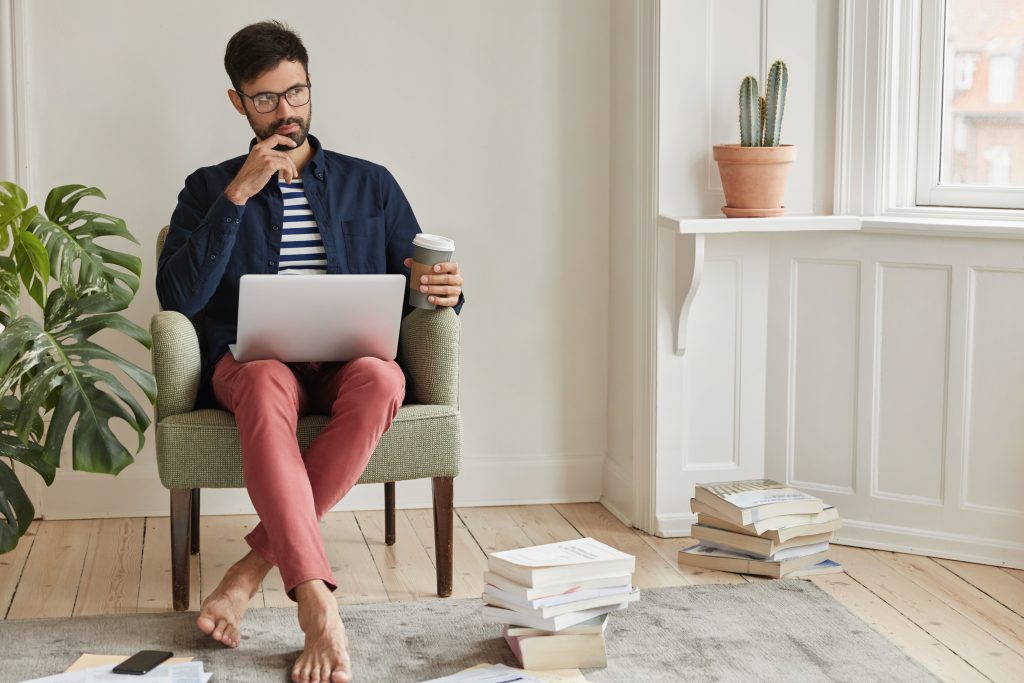 homme ordinateur maison